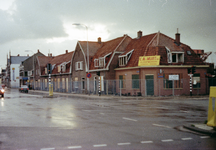 853255 Gezicht op enkele voor de sloop bestemde huizen op de hoek van de Jutfaseweg en Waalstraat te Utrecht.